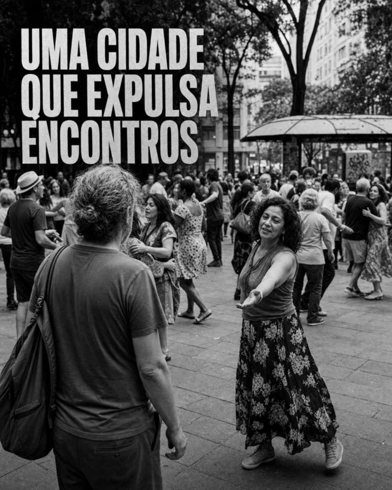 Dança de forró reunindo adultos em espaço público de São Paulo