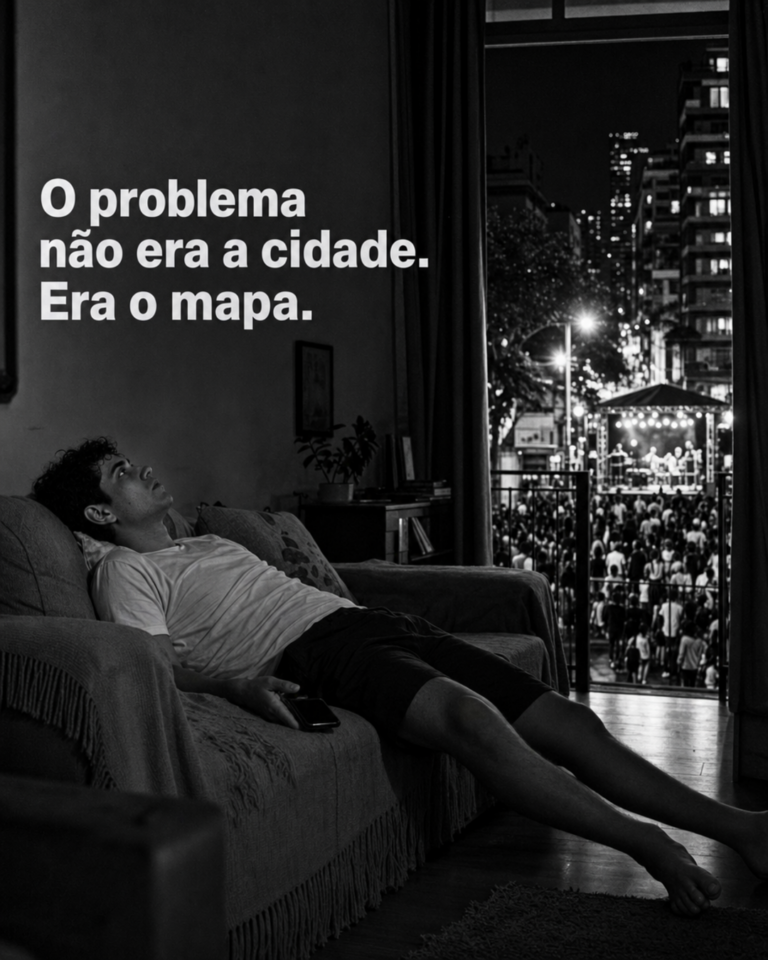 Pessoa consultando agenda cultural no celular