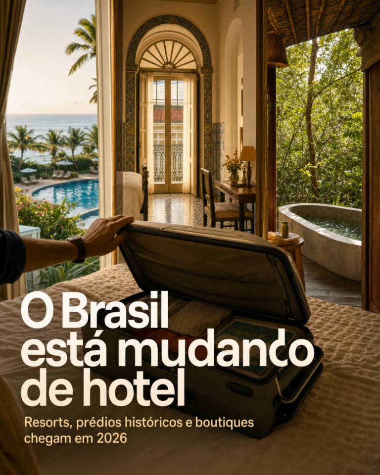 Casal 55+ recebendo chave de hotel moderno com vista para a cidade