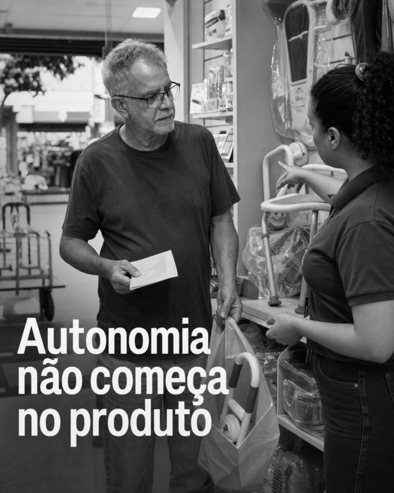 Casal avaliando suplemento em farmácia